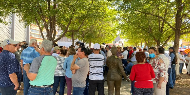 SE MANIFIESTAN INTEGRANTES DEL MOVIMEINTO 30 DE JULIO PRO FUERA DE LAS OFICINAS DEL ISSSTESON