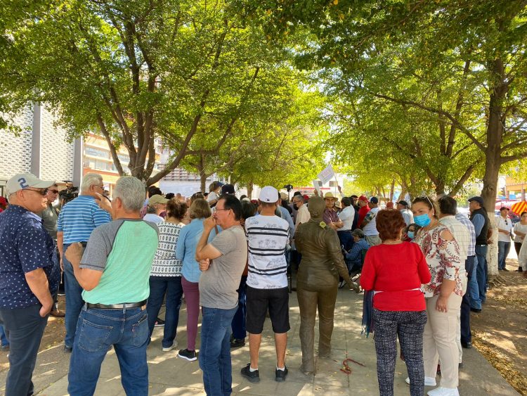 SE MANIFIESTAN INTEGRANTES DEL MOVIMEINTO 30 DE JULIO PRO FUERA DE LAS OFICINAS DEL ISSSTESON