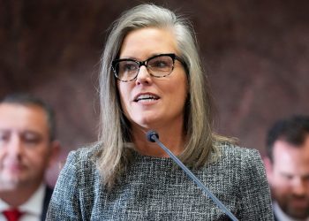 Piden a Hobbs anular orden ejecutiva que limita el enjuiciamiento de casos relacionados con el aborto