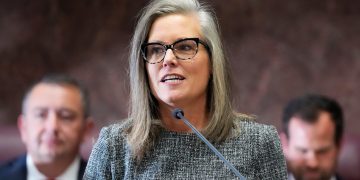 Piden a Hobbs anular orden ejecutiva que limita el enjuiciamiento de casos relacionados con el aborto