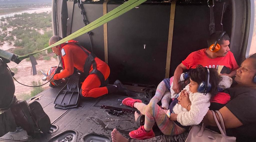 Rescatan con éxito a familia atrapada en vehículo en Empalme