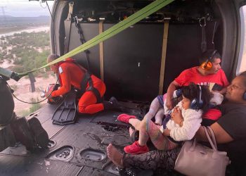 Rescatan con éxito a familia atrapada en vehículo en Empalme