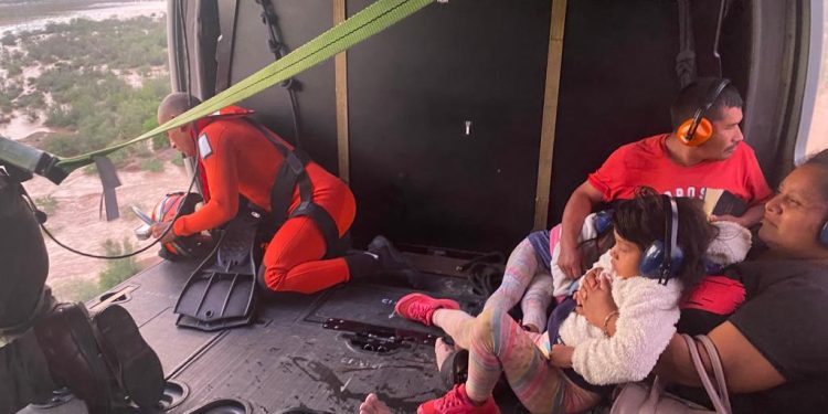 Rescatan con éxito a familia atrapada en vehículo en Empalme