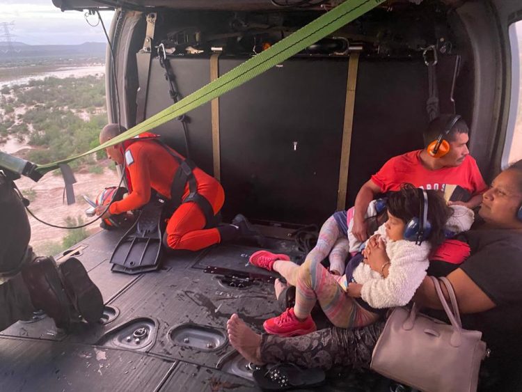 Rescatan con éxito a familia atrapada en vehículo en Empalme