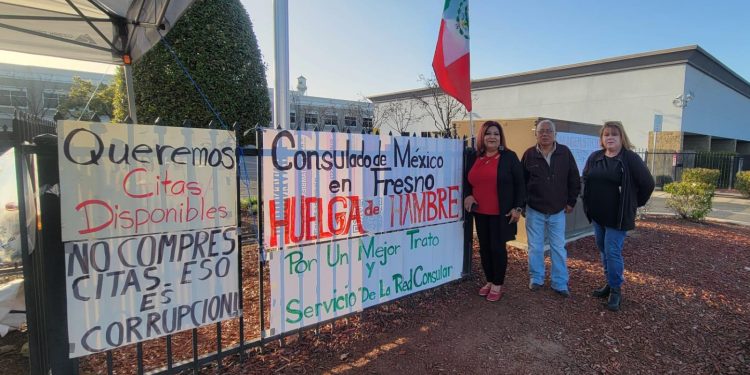 Paisanos en huelga de hambre por fallas de Red Consular de México en EU