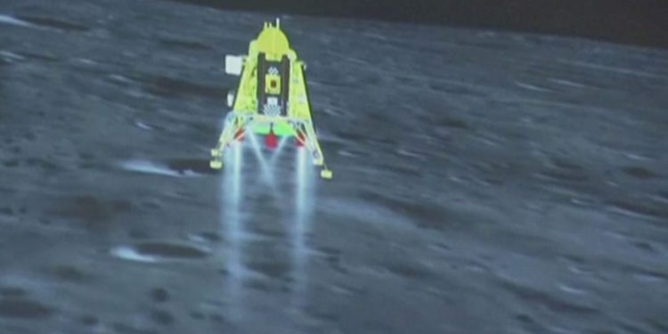 INDIA SE CONVIERTE EN EL PRIMER PAÍS EN POSARSE EN EL POLO SUR LUNAR Y CUARTO EN LLEGAR A LA LUNA