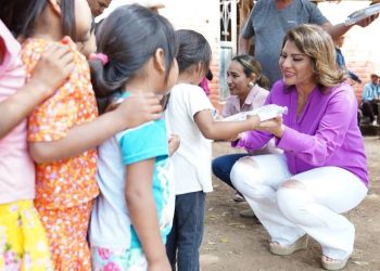Atiende el Gobierno de Sonora a pueblo guarijío con alimento y útiles escolares