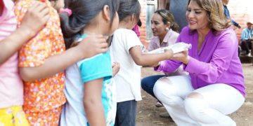 Atiende el Gobierno de Sonora a pueblo guarijío con alimento y útiles escolares
