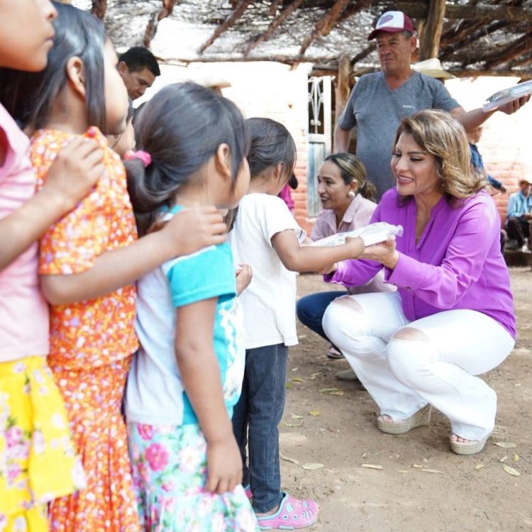 Atiende el Gobierno de Sonora a pueblo guarijío con alimento y útiles escolares