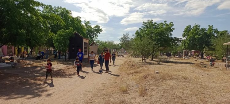 RECORDANDO A LOS FIELES DIFUNTOS: VISITAN HERMOSILLENSES PANTEONES 