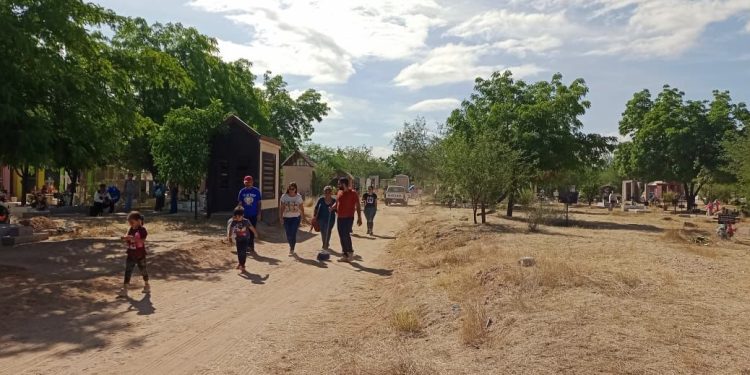 RECORDANDO A LOS FIELES DIFUNTOS: VISITAN HERMOSILLENSES PANTEONES