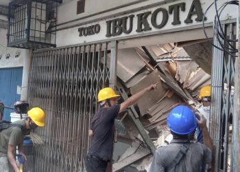 AL MENOS 162 MUERTOS POR SISMO DE MAGNITUD 5.6 EN INDONESIA; LA MAYORÍA SON NIÑOS