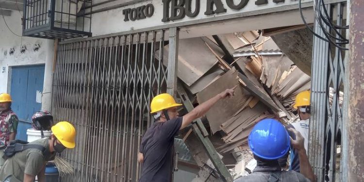 AL MENOS 162 MUERTOS POR SISMO DE MAGNITUD 5.6 EN INDONESIA; LA MAYORÍA SON NIÑOS