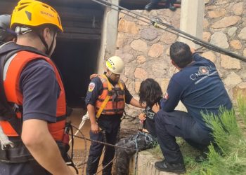 RESCATAN A PERSONAS QUE FUERON ARRASTRADAS POR LAS AGUAS EN NOGALES