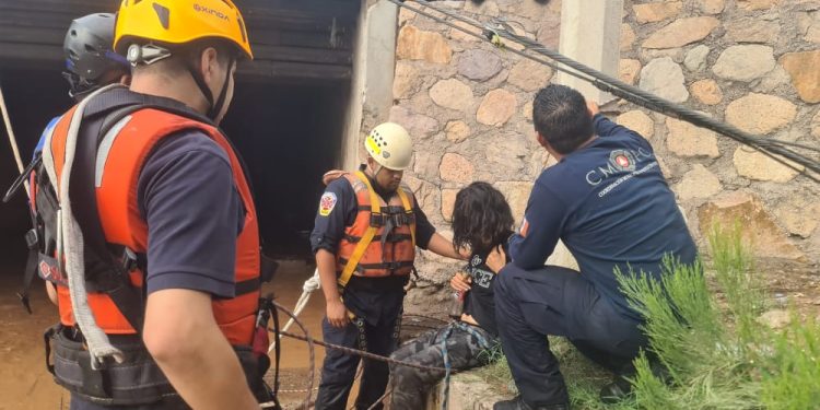 RESCATAN A PERSONAS QUE FUERON ARRASTRADAS POR LAS AGUAS EN NOGALES