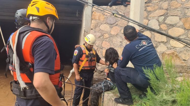 RESCATAN A PERSONAS QUE FUERON ARRASTRADAS POR LAS AGUAS EN NOGALES