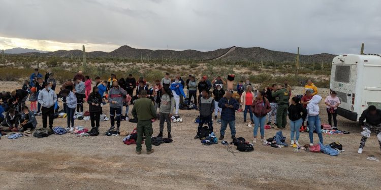 DETIENEN A 261 MIGRANTES EN LUKEVILLE, ARIZONA: POLICÍA FRONTERIZA