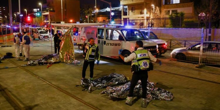 AL MENOS 7 MUERTOS EN UN TIROTEO EN UNA SINAGOGA DE JERUSALÉN