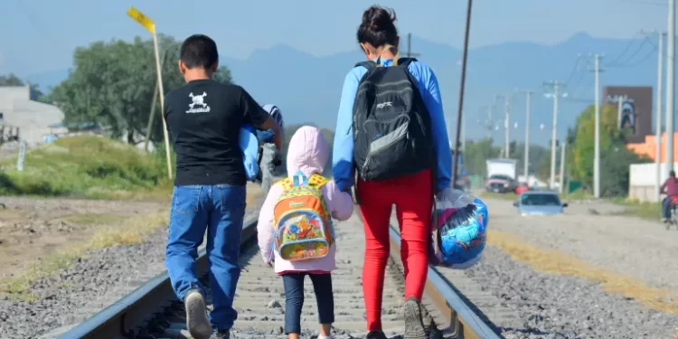 Casi 42,000 migrantes han cruzando la frontera de EU en marzo, más de la mitad de los cuales eran familias y niños.