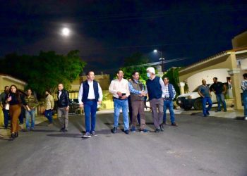 Entrega Toño Astiazarán recarpeteo de calle a residentes de San Bernardino