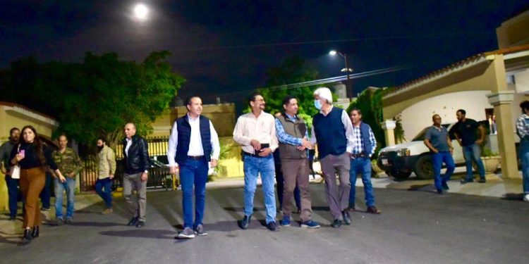 Entrega Toño Astiazarán recarpeteo de calle a residentes de San Bernardino