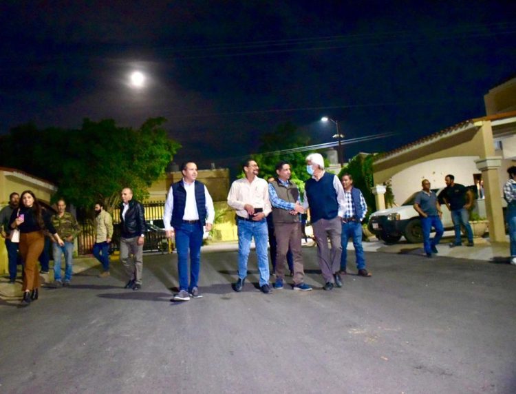 Entrega Toño Astiazarán recarpeteo de calle a residentes de San Bernardino