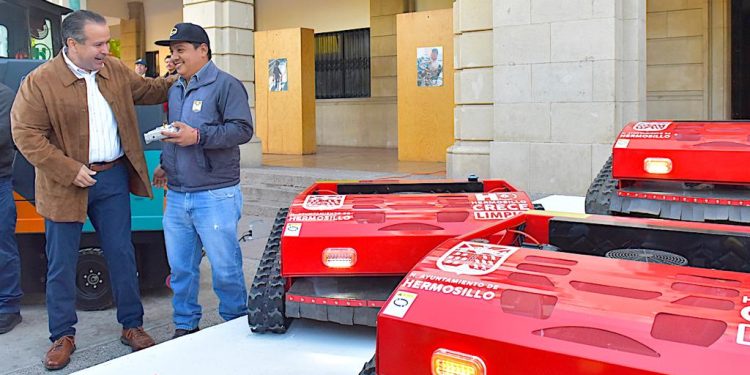 ENTREGA ALCALDE DE HERMOSILLO EQUIPO ELÉCTRICO PARA LIMPIEZA DE CALLES
