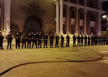 LLEGAN ELEMENTOS DE LA POLICÍA ESTATAL Y BOMBEROS DE HERMOSILLO AL PODER JUDICIAL