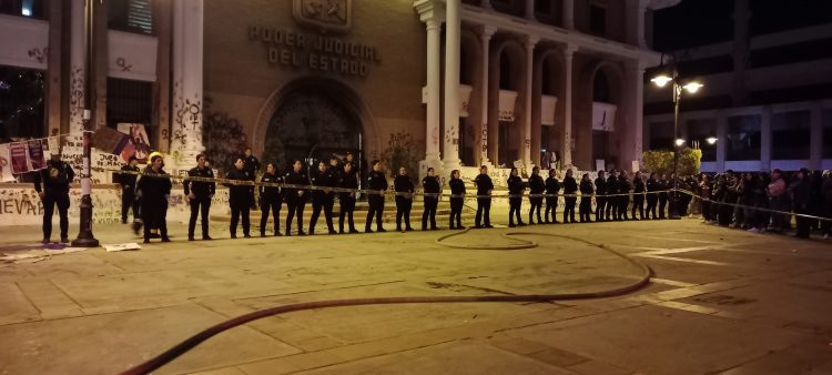 LLEGAN ELEMENTOS DE LA POLICÍA ESTATAL Y BOMBEROS DE HERMOSILLO AL PODER JUDICIAL