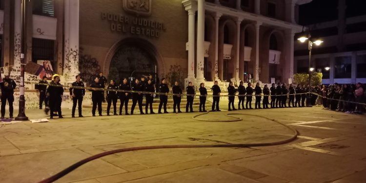 LLEGAN ELEMENTOS DE LA POLICÍA ESTATAL Y BOMBEROS DE HERMOSILLO AL PODER JUDICIAL