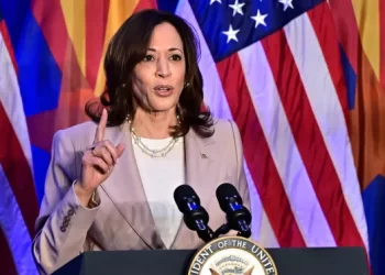 Kamala Harris culpa a Trump por las prohibiciones del aborto durante su visita a Arizona