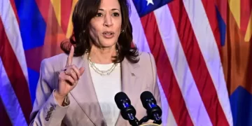 Kamala Harris culpa a Trump por las prohibiciones del aborto durante su visita a Arizona