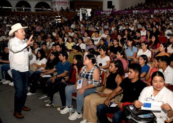 Entrega gobernador Alfonso Durazo programas sociales y educativos en favor de estudiantes y madres de familia en el sur de Sonora