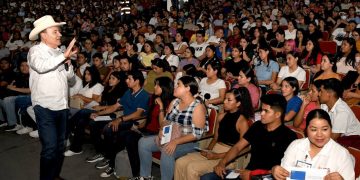 Entrega gobernador Alfonso Durazo programas sociales y educativos en favor de estudiantes y madres de familia en el sur de Sonora