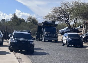 SWAT ACTIVA ESCENA CERCA DE SPEEDWAY Y TANQUE VERDE LOOP ROAD