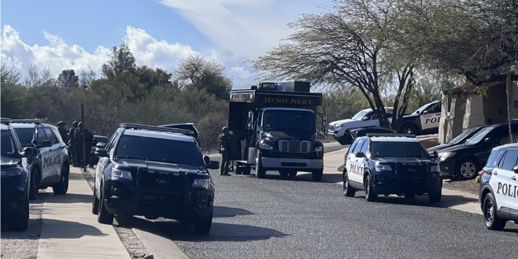 SWAT ACTIVA ESCENA CERCA DE SPEEDWAY Y TANQUE VERDE LOOP ROAD