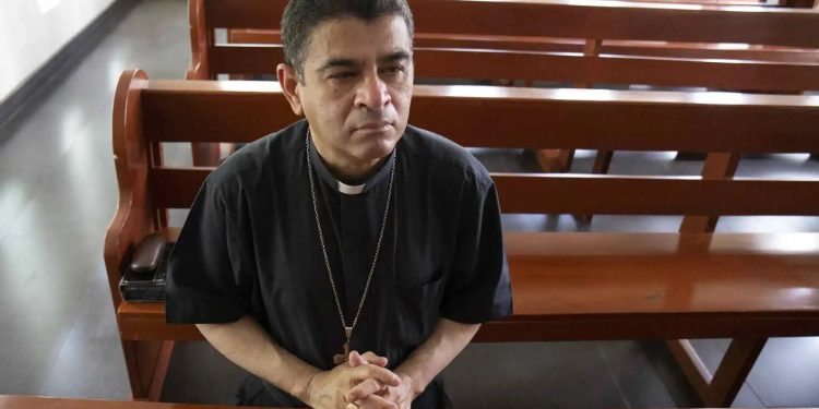 DEVUELVEN A LA CÁRCEL AL OBISPO NICARAGÜENSE ROLANDO ÁLVAREZ TRAS NEGARSE A SER EXILIADO