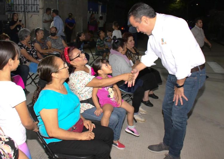 Entrega Toño Astiazarán pavimentación de avenida Mesa del Seri en colonia Miguel Hidalgo