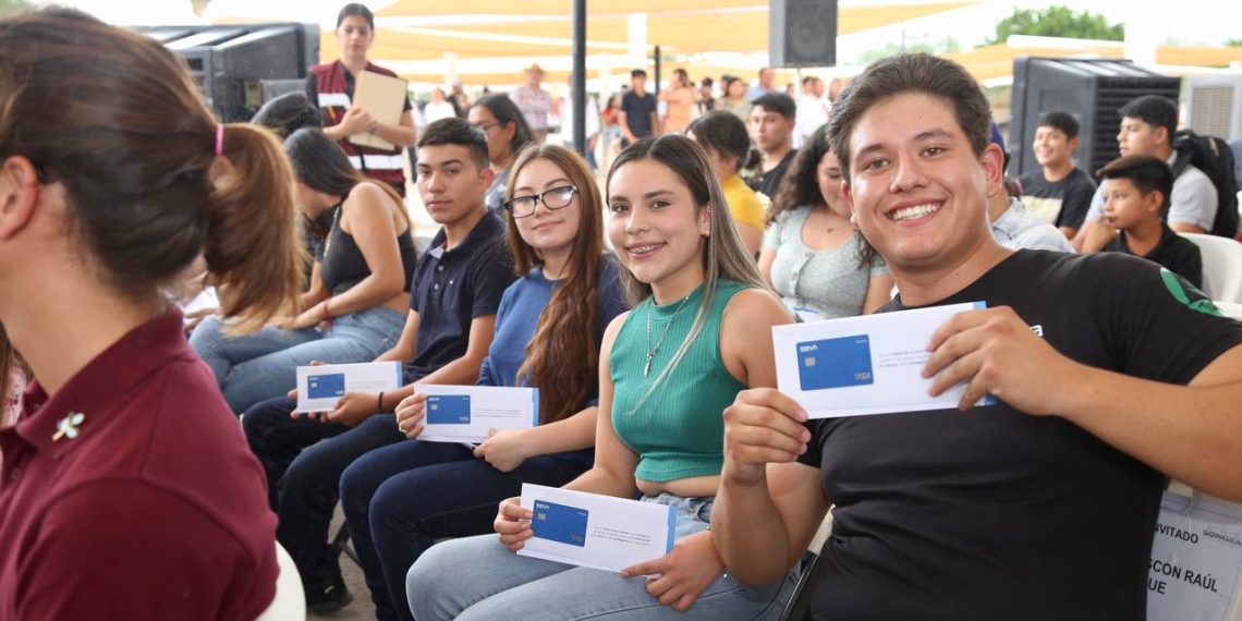 BENEFICIA GOBERNADOR ALFONSO DURAZO A MÁS DE DPS MIL ESTUDIANTES CON BECAS EN CABORCA Y MOCTEZUMA&nbsp;