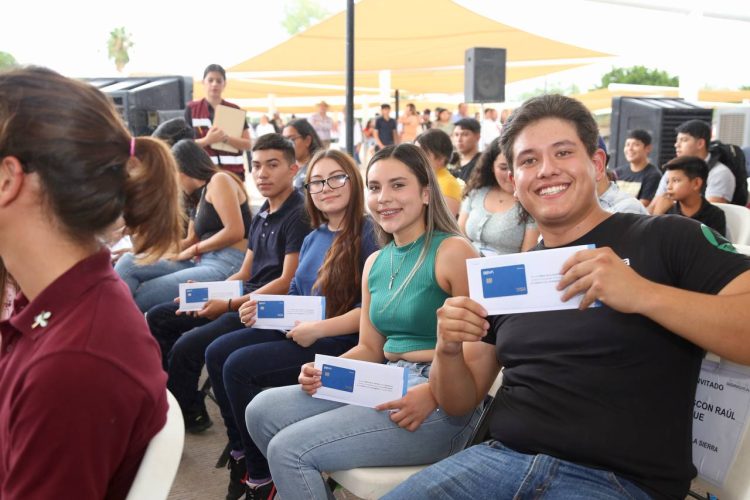 BENEFICIA GOBERNADOR ALFONSO DURAZO A MÁS DE DPS MIL ESTUDIANTES CON BECAS EN CABORCA Y MOCTEZUMA 