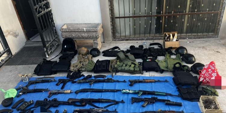 EN CATEO FGR ASEGURA ARMAMENTO, NARCÓTICO Y VEHÍCULOS