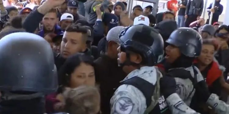 MIGRANTES INTENTARON PASAR POR LA FUERZA A ESTADOS UNIDOS A TRAVÉS DE TEXAS