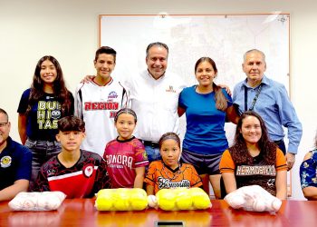 ENTREGA ANTONIO ASTIAZARÁN APOYO ECONÓMICO A DEPORTISTAS 