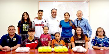 ENTREGA ANTONIO ASTIAZARÁN APOYO ECONÓMICO A DEPORTISTAS&nbsp;