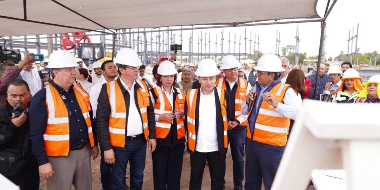 Constata Gobernador Durazo avances del Hospital General, entrega becas y apoyos de vivienda en Navojoa