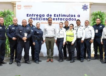 Entrega Antonio Astiazarán estímulos económicos a policías destacados