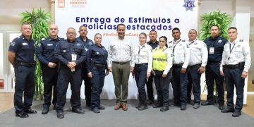 Entrega Antonio Astiazarán estímulos económicos a policías destacados