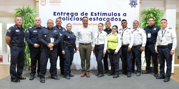 Entrega Antonio Astiazarán estímulos económicos a policías destacados
