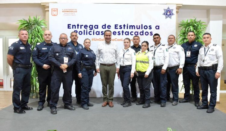 Entrega Antonio Astiazarán estímulos económicos a policías destacados