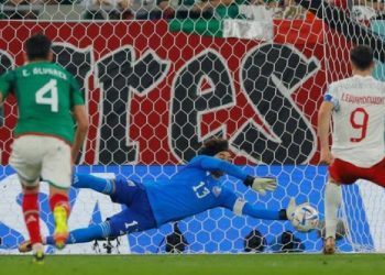 GUILLERMO OCHOA ATAJA PRIMER PENAL PARA MÉXICO EN MUNDIALES DESDE URUGUAY 1930